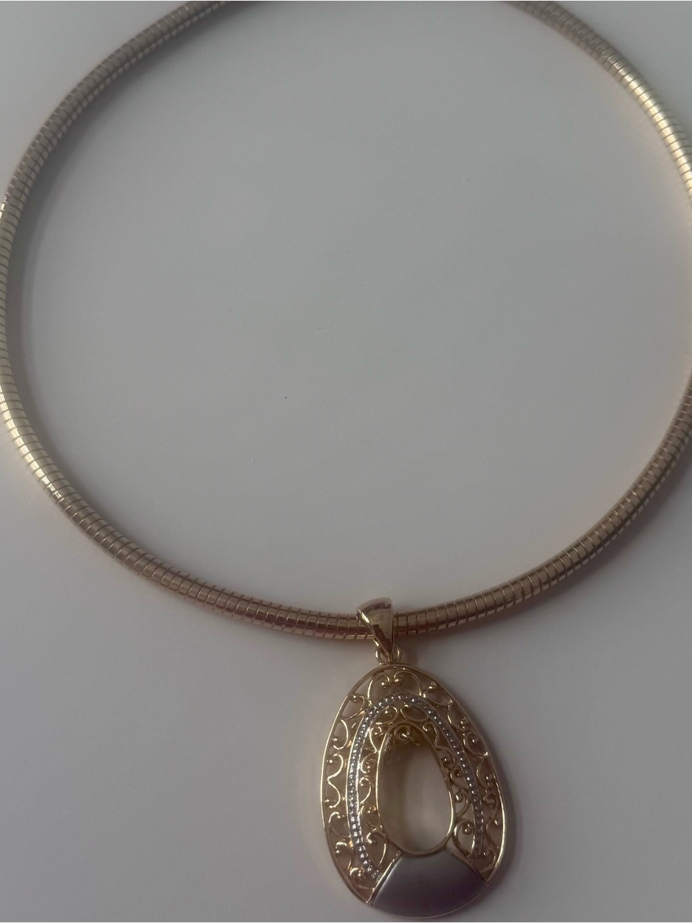 Gold Tone Necklace and pendant.